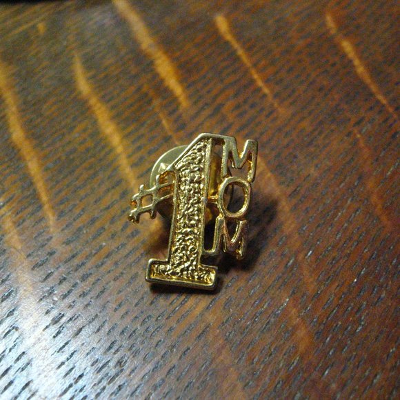 ❤️ Number One Mom Vintage Lapel Pin - Picture 1 of 5